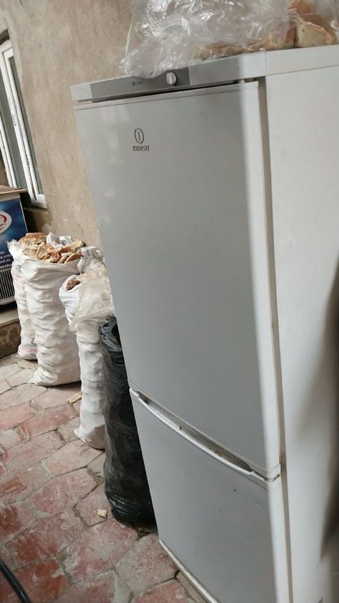 Indesit markalı ikiqapılı soyuducu. Ağ rəngdədir, alt hissədə — Bakı