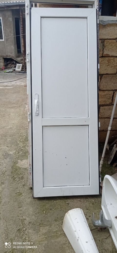 PVC qapı – ağ rəng - Material: PVC profilli, iki panelli dizayn — Xırdalan