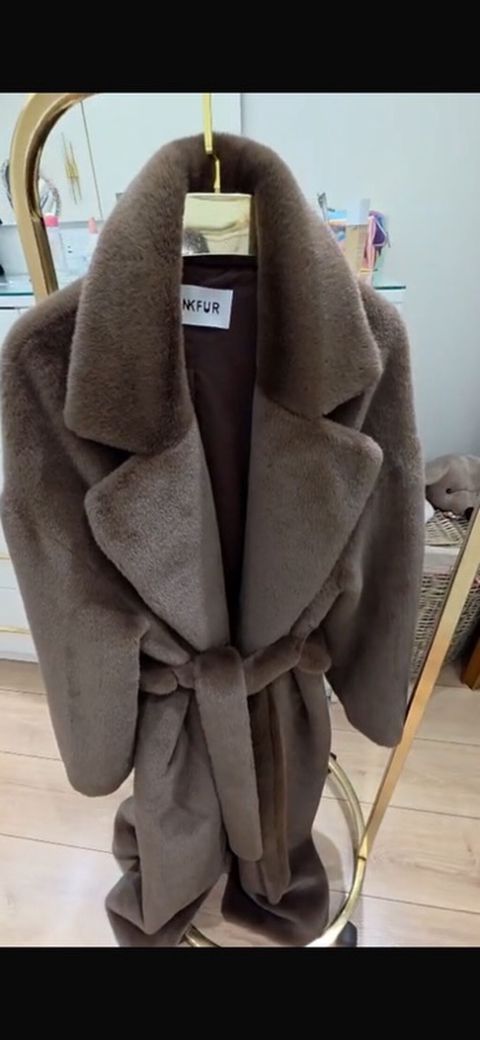 Məhsul: Nkfur qadın kürkü - Model: Kəmərli, qolsuz düyməsiz xalat — 400 ₼ · Bakı · Şubə Məhsul: Nkfur qadın kürkü - Model: Kəmərli, qolsuz düyməsiz xalat — Bakı
