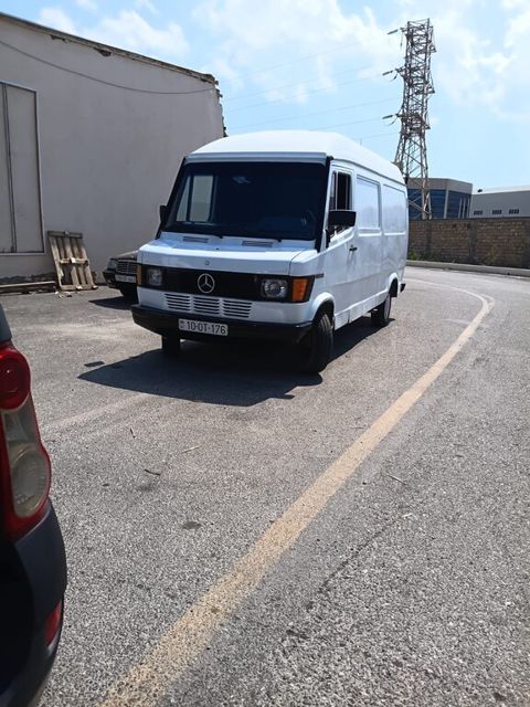 Mercedes 208 D, 2.3 L, 1994 il, 300 060 km — Bakı