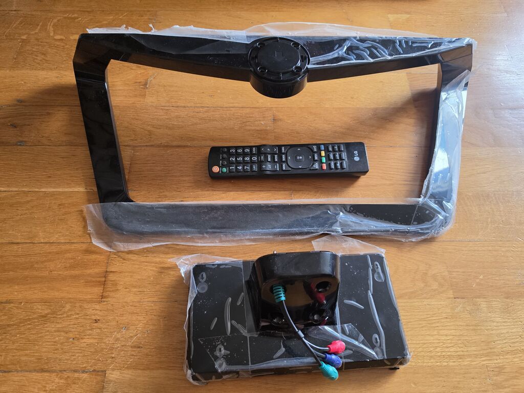 LG televizor – divara montaj olunmuş, geniş ekranlı model. - Ekran — Televizorlar, Bakı (2)