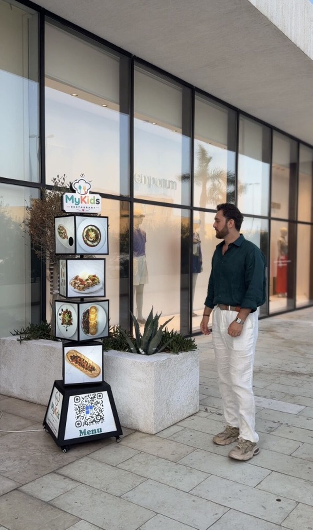 Məhsul: Fırlanan işıqlı menyu totemi (çöl və daxili məkan üçün) — Reklam vəsiqlələri, Bakı (2)