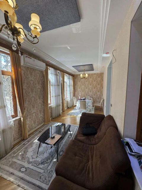 Satılır 2 otaqlı köhnə tikili 75 m² — Bakı