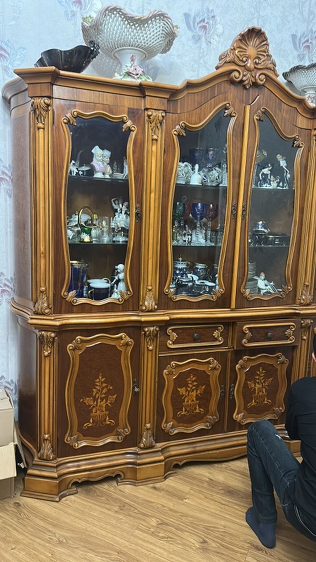 Klassik üslubda böyük vitrin-bufet - Material: Təbii ağac əsaslı — Şkaflar, Xırdalan (2)