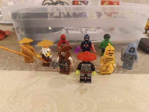 Lego minifiqur dəsti – müxtəlif temalı personajlar Məzmun — Bakı