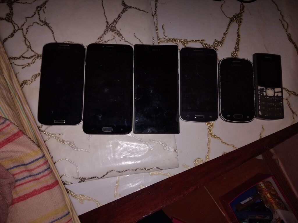 Bir yerdə köhnə model telefonlar dəsti Dəstdə olanlar (şəkillərdə — Digər smartfonlar, Bakı (3)