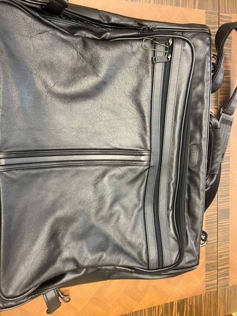 Təmiz Dəri geyim üçün asma-səyahət çantası (garment bag) - Material — 950 ₼ · Bakı · Çantalar, çamadanlar, cüzdanlar Təmiz Dəri geyim üçün asma-səyahət çantası (garment bag) - Material — Bakı