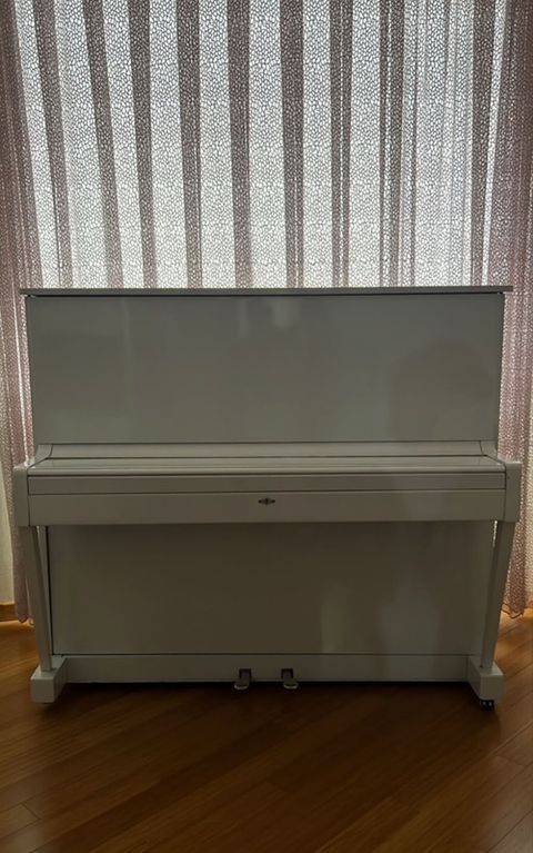 Ağ rəngli akustik upright piano - Korpus: parlaq ağ lak örtük, müasir — Bakı