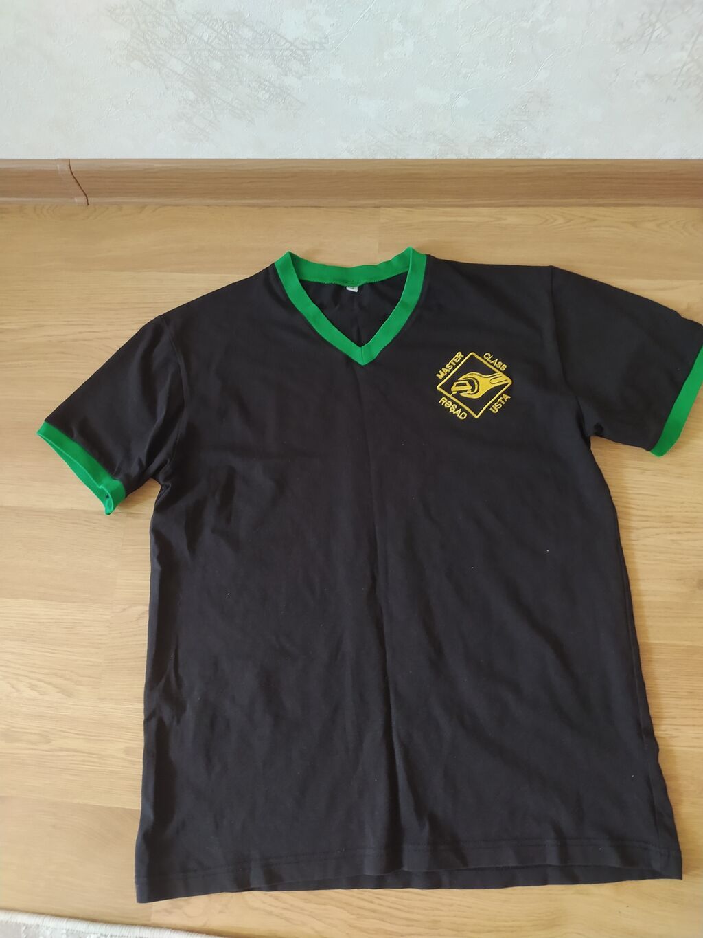 Qara rəngli qısaqoll futbolka - Model: V-yaxa - Rənglər: əsas qara — Futbolka və polo, Sumqayıt