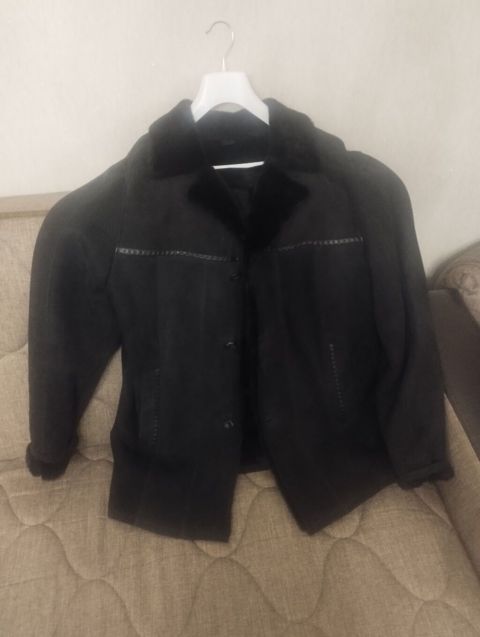 Qara rəngdə kişi kürkü/palto - Material: süet tipli üst qat, içi — Bakı