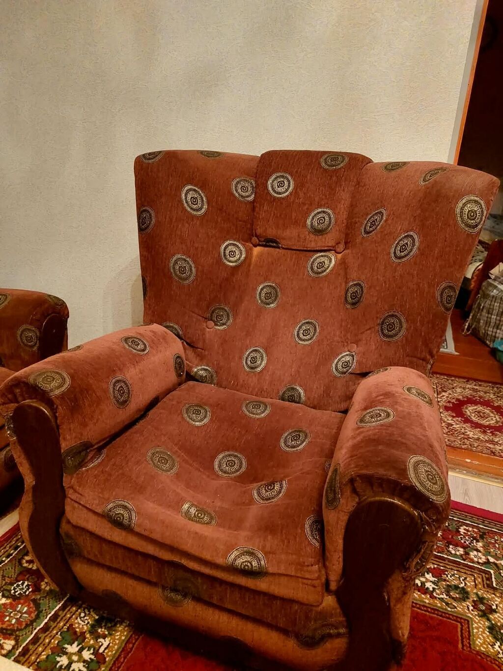 Klassik üslubda 1 divan və 2 ədəd kreslo dəsti satılır. Divan açılır — Qonaq otağı üçün, Digah (4)