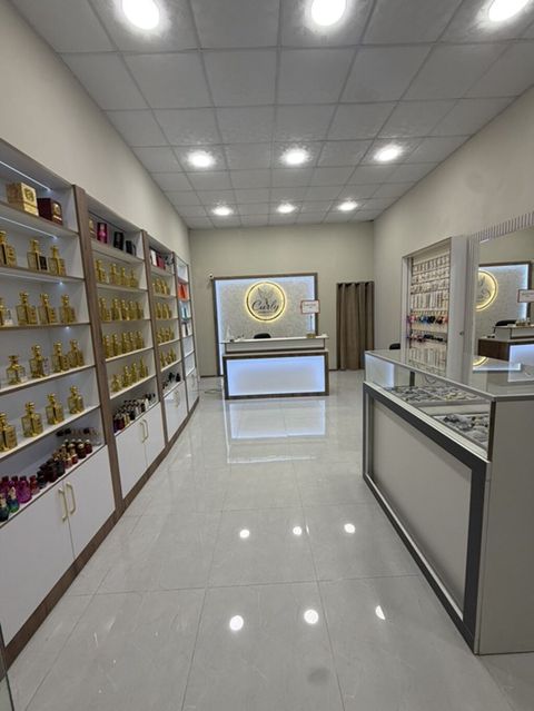 Parfümeriya və aksesuar mağazası üçün tam vitrin və ticarət avadanlığı — 85 000 ₼ · Digah · Vitrini Parfümeriya və aksesuar mağazası üçün tam vitrin və ticarət avadanlığı — Digah