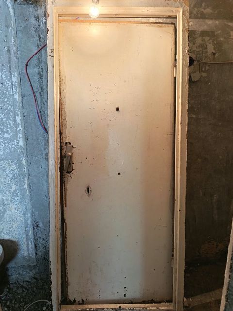 Metal giriş qapısı satılır. Qapı qalın metal konstruksiyaya malikdir — Bakı