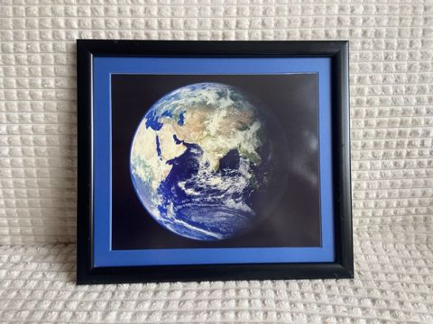 Çərçivəli “Yer planetinin görüntüsü” posteri - Rəsm: kosmosdan Yer — Bakı