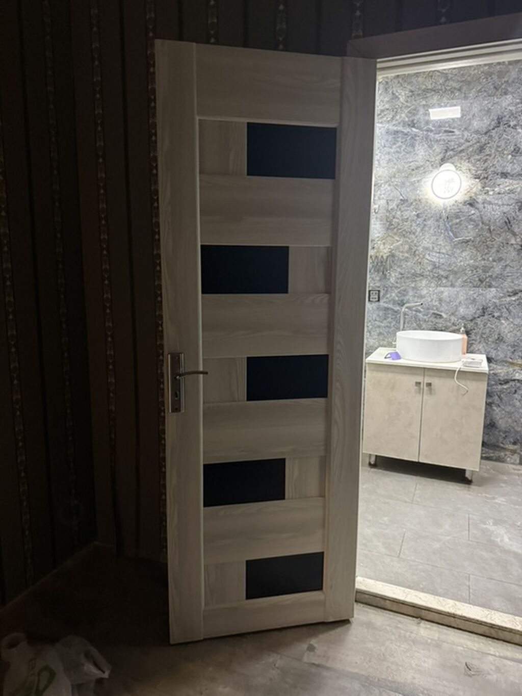 Ağ rəngli daxili qapılar – şüşəli, müasir dizayn - Material: ağac — Pəncərələr, qapılar, balkonlar, Bakı (2)