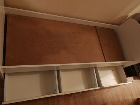 Açıq rəngdə tək nəfərlik çarpayı, alt hissədə 3 ədəd geniş çıxarılan — Xırdalan