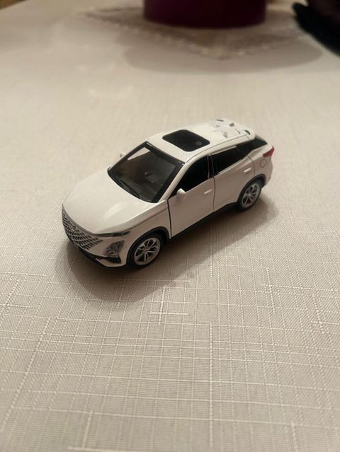 Ağ rəngli metal oyuncaq SUV avtomobil maketi - Korpus: metal — Bakı