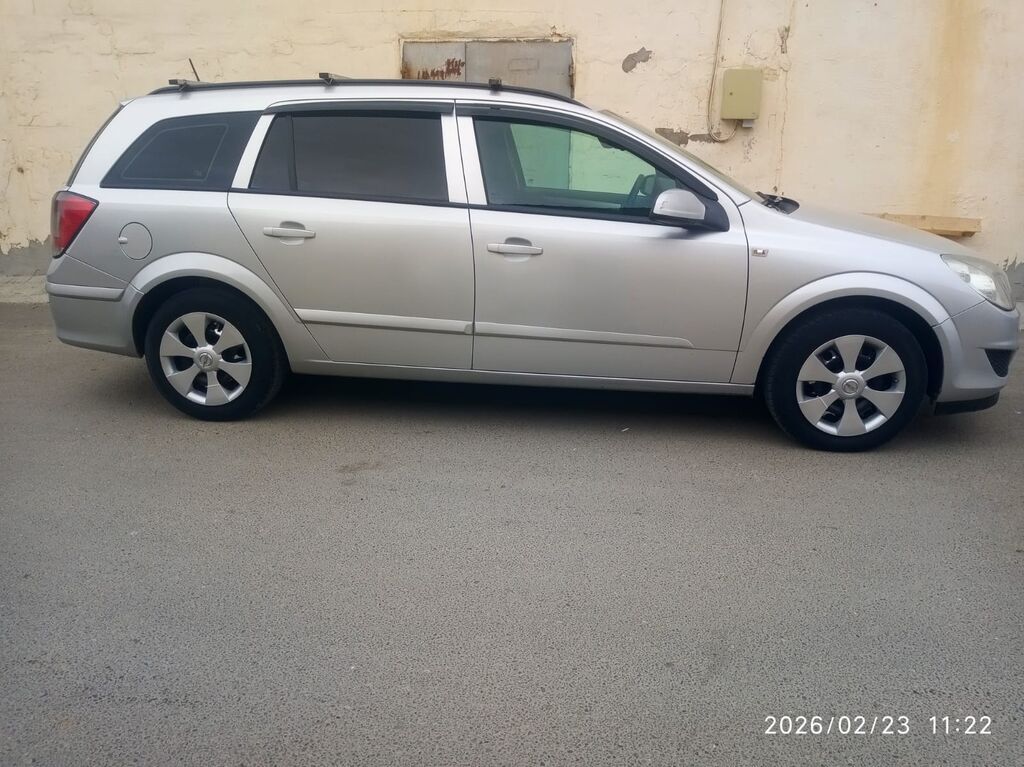 Opel Astra Caravan (universaı), gümüşü rəng. Xüsusiyyətlər: - Kuzov 10-HY-420 — Avtomobillər, Salyan (4)