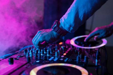 Dj xidmeti ad gunu toy diger tedbirlerle bagli yaza bilersiz — Bakı