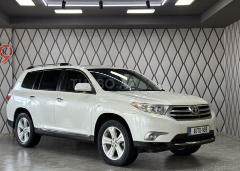 Toyota Highlander – ağ rəngli, 7 yerlik geniş krossover/SUV. Əsas — Bakı