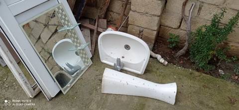Tulpan ayağı ilə bir yerdə guzgu - Keramik lavabosu və piedestalı — 70 ₼ · Xırdalan · Vanna aksesuarları Tulpan ayağı ilə bir yerdə guzgu - Keramik lavabosu və piedestalı — Xırdalan