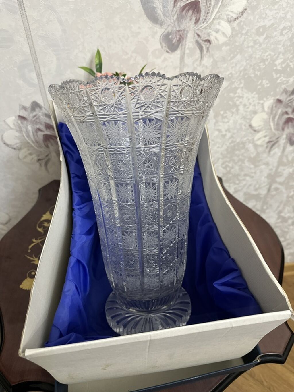 Bir vaza, Xrustal — Vaazalar, kreslolar, süni çiçəklər, Xırdalan (2)