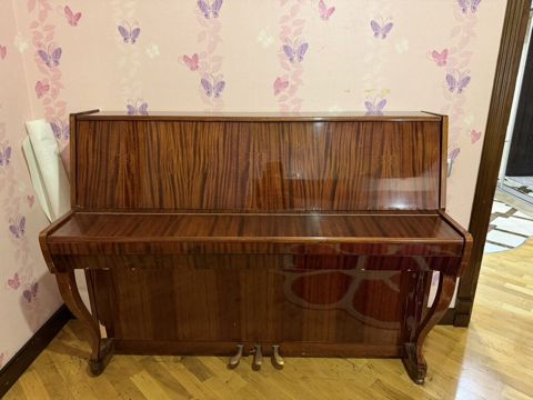 Upright royal pianino - Korpus: parlaq cilalı, tünd taxta teksturalı — 200 ₼ · Bakı · Pianino və digər klaviş alətləri Upright royal pianino - Korpus: parlaq cilalı, tünd taxta teksturalı — Bakı