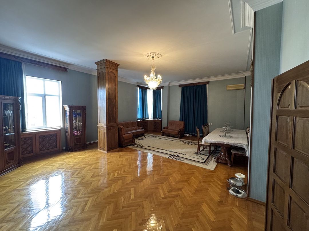 Satılır 7 otaqlı köhnə tikili 700 m² — Mənzil, Bakı (2)