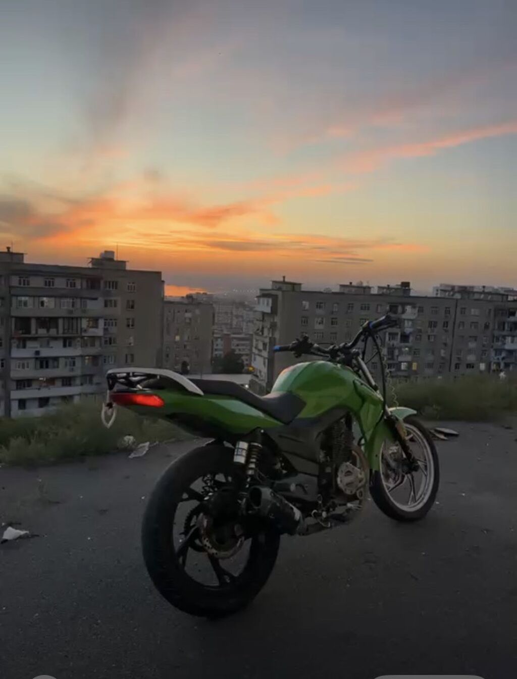 Yaşıl rəngli yol motosikleti - Təkər ölçüsü: arxa geniş sport təkər — Motosikletlər, Bakı