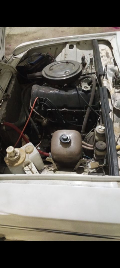 VAZ 2106 sedan – ağ rəng, arxa ötürücülü klassik model. Texniki — Şəmkir