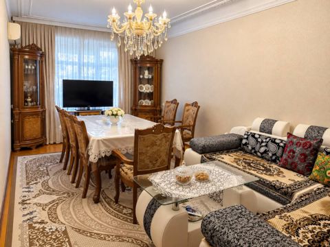 Satılır 5 otaqlı köhnə tikili 120 m² — Bakı