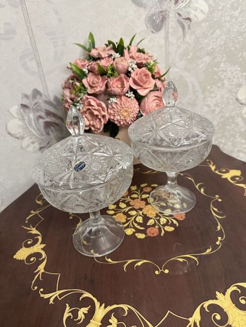 Klassik kəsimli şüşədən 2 ədəd qapaqlı konfetiya/kupa dəsti — 120 ₼ · Xırdalan · Süfrə qabı Klassik kəsimli şüşədən 2 ədəd qapaqlı konfetiya/kupa dəsti — Xırdalan