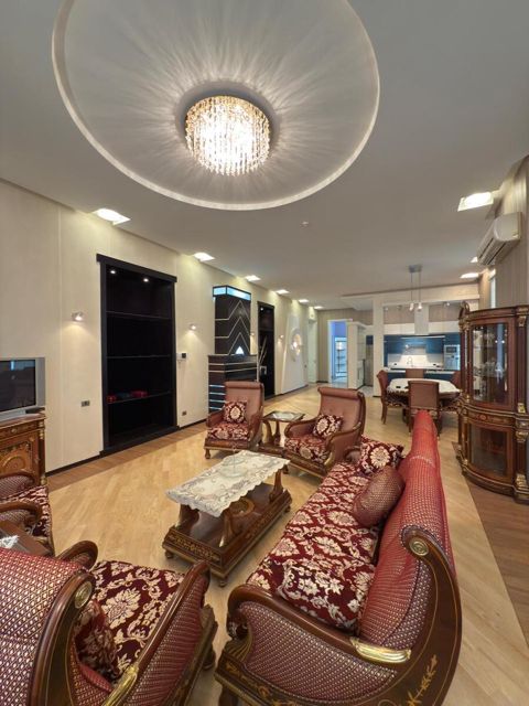Satılır 3 otaqlı köhnə tikili 180 m² — Bakı