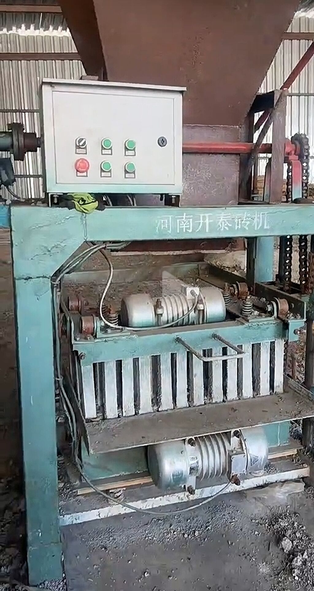 Sənaye tipli blok istehsal xətti Tərkibi və təyinatı: - Vibro-press — Stanoklar, Bakı (3)