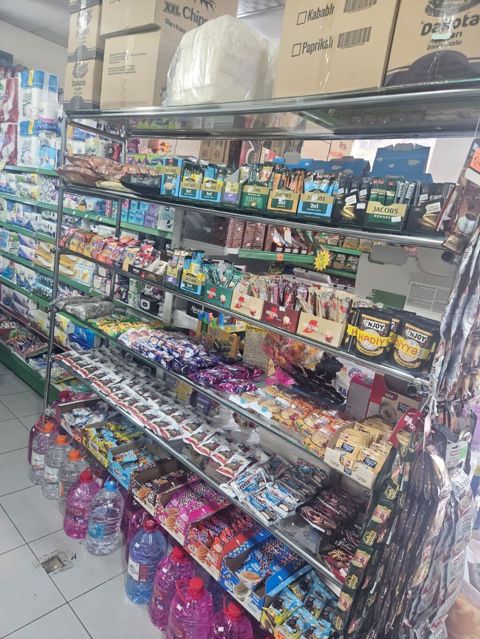 Vitrin 2 metrdur, 40 sm eni. 2met hündürlüyü. 6 mərtəbəli — Bakı