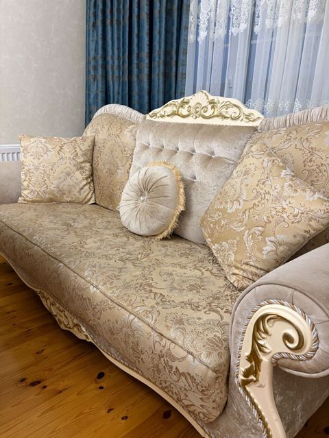 Klassik üslubda salon dəsti – krem/qızılı tonlarda divan və kreslo — Digah