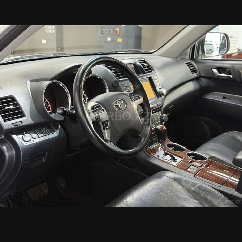 Toyota Highlander – ağ rəngli, 7 yerlik geniş krossover/SUV. Əsas — Avtomobillər, Bakı (6)