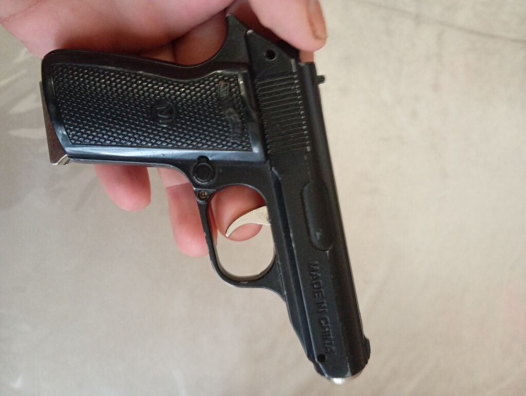 Walther PPK üslubunda metal gövdəli oyuncaq tapança qazla işləyən — Oyuncaq silahları, Bakı (2)