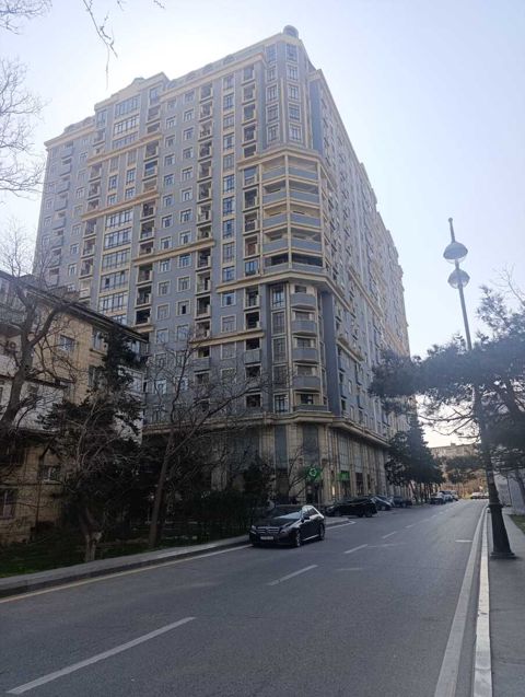 Satılır 3 otaqlı yeni tikili 130 m² — Bakı