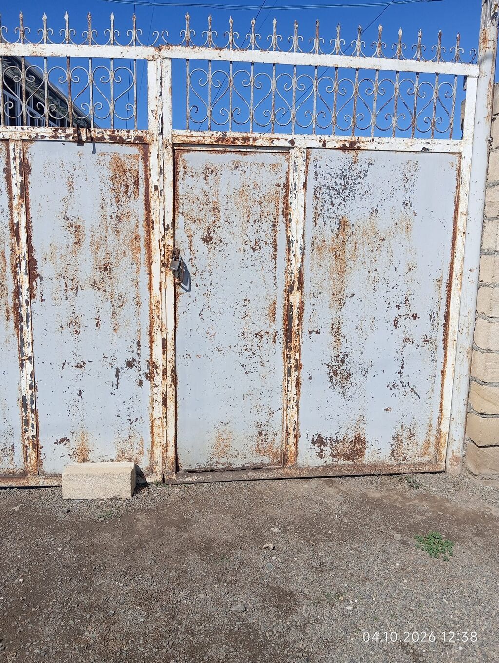 Dəmir darvaza – ikiqanadlı - Material: qalın metaldan (polad), üst — Pəncərələr, qapılar, balkonlar, Ağstafa (2)