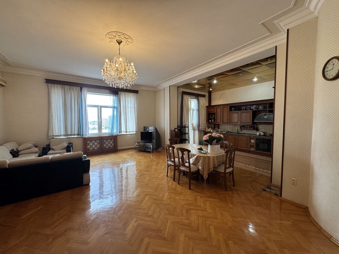 Satılır 7 otaqlı köhnə tikili 700 m² — Mənzil, Bakı (5)