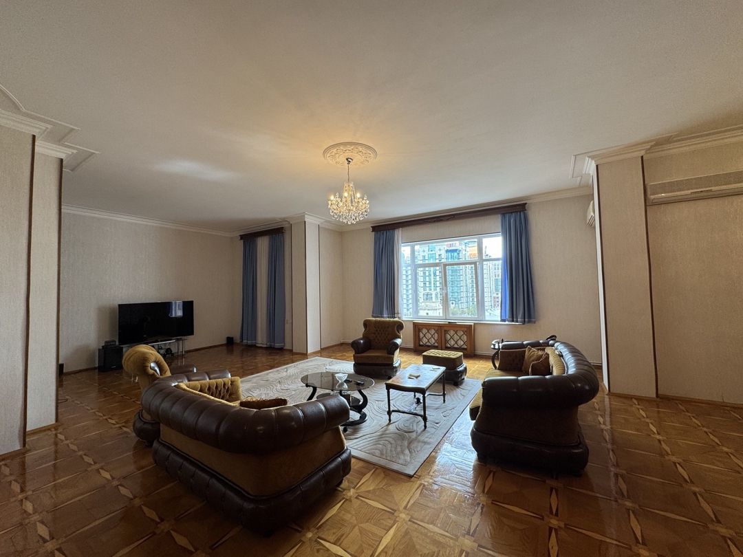 Satılır 7 otaqlı köhnə tikili 700 m² — Mənzil, Bakı (8)