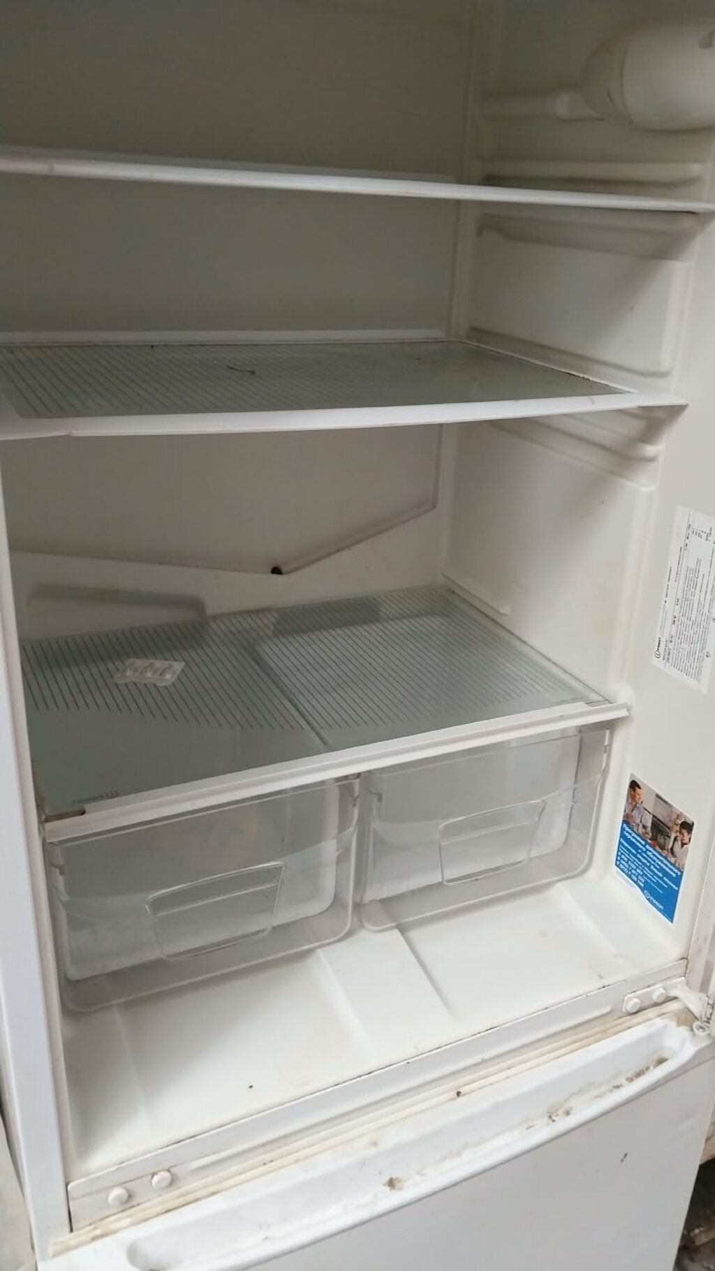 Indesit markalı ikiqapılı soyuducu. Ağ rəngdədir, alt hissədə — Soyuducular, Bakı (2)