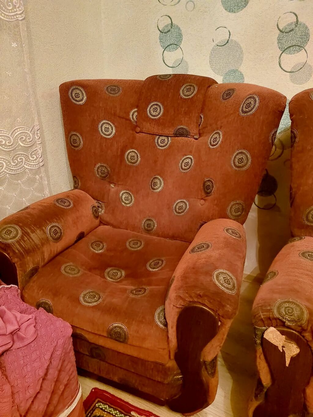Klassik üslubda 1 divan və 2 ədəd kreslo dəsti satılır. Divan açılır — Qonaq otağı üçün, Digah (2)