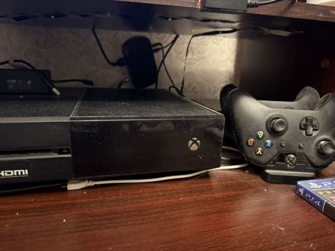 Xbox One (orijinal model) oyun konsolu - Rəng: Qara, parlaq və mat — 250 ₼ · Bakı · Oyun konsolları Xbox One (orijinal model) oyun konsolu - Rəng: Qara, parlaq və mat — Bakı