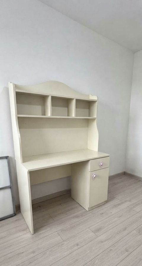 Oğlan və qız üçün, İşlənmiş, Siyirməli, Yazı masası — 110 ₼ · Bakı, Nərimanov · Masalar, stol və stullar Oğlan və qız üçün, İşlənmiş, Siyirməli, Yazı masası — Bakı