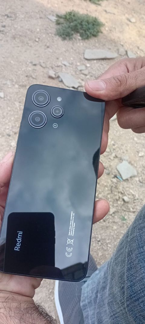 Redmi smartfon - Arxa panel: parlaq qara səth, “Redmi” loqosu və CE — Bakı