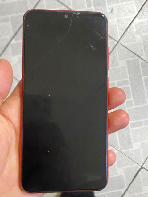 Telfon satılır normal veziyyetdedi ekranda çatı var amma ekxan işleyir — Bakı