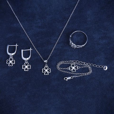 Zinət dəsti üzük, sep, qolbaq, sırğalar və kulon Azgold 165, gümüşü — 176.8 ₼ · Bakı · Mallar Zinət dəsti üzük, sep, qolbaq, sırğalar və kulon Azgold 165, gümüşü — Bakı