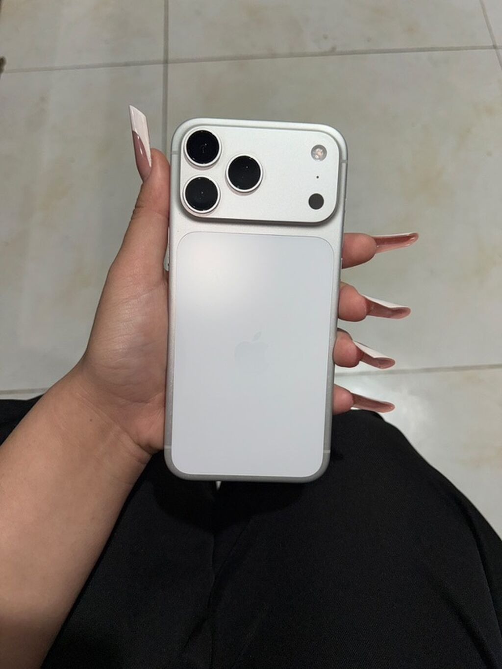 IPhone 17 Pro Max, Ağ, Simsiz şarj — Apple iPhone, Masazır